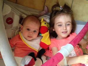 Pas de photo de leurs anges gardiennes... donc juste une photo de mes 2 poulettes épanouies :-)