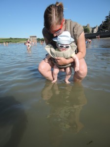 Mettre ses pieds dans la mer, une première pour BébéCha !