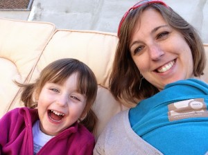 On ne la voit pas, mais BébéCha est bien dans l'écharpe !