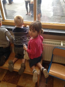 Le petit banc à la fenêtre, pour dire au revoir à Papa et Maman