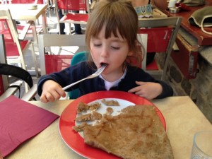 Manger une crêpe, c'est quand même super chouette !