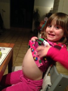 "Regarde mon gros ventre, Maman ! J'ai tout mangé !"